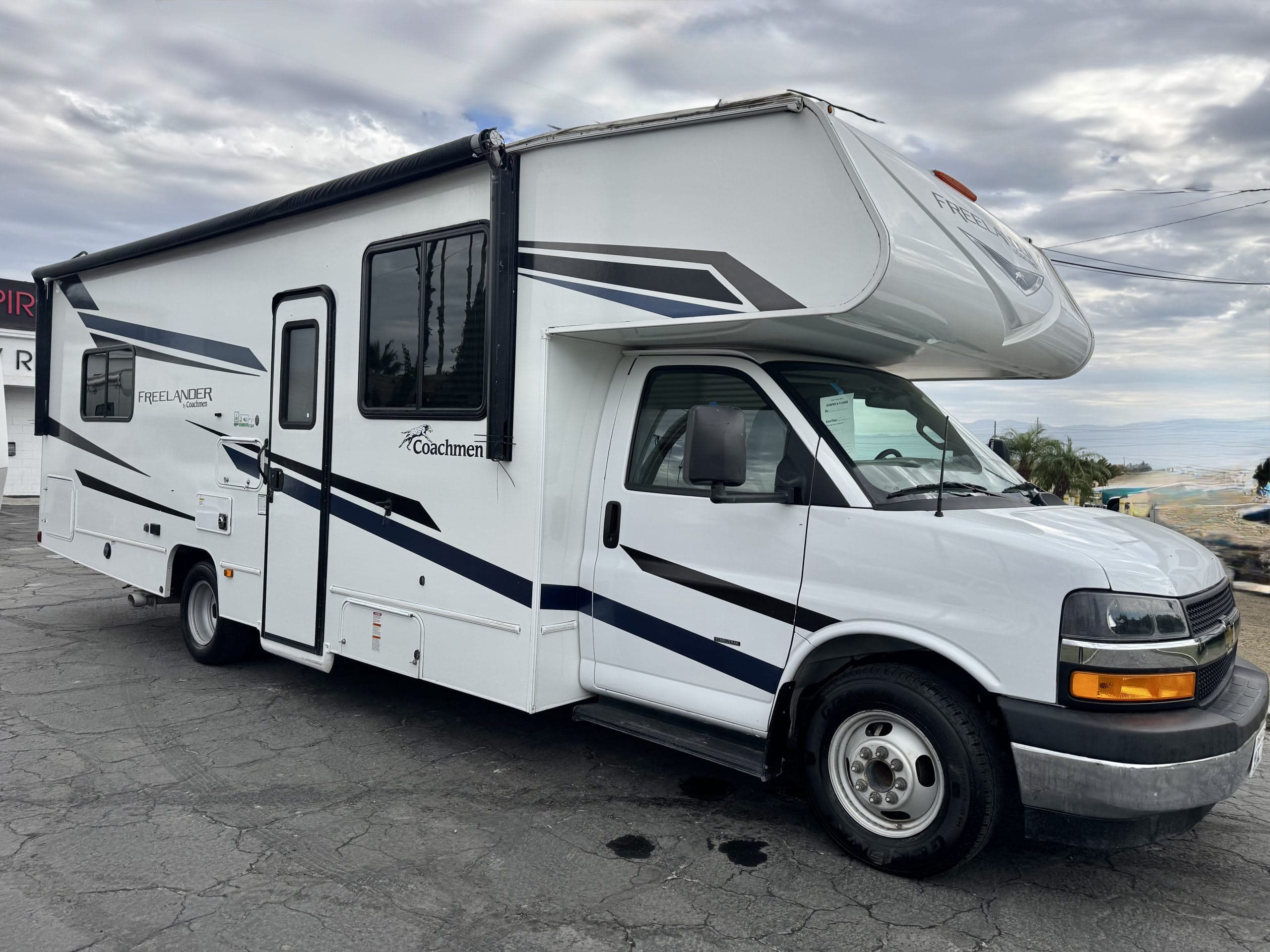 3300 27ft. Freelander